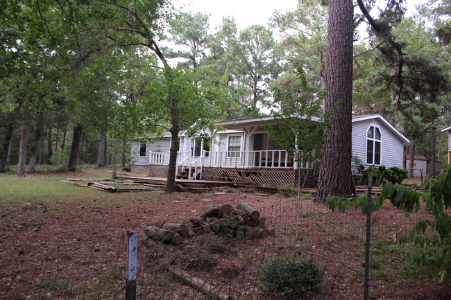 Building Photo - Privacy in the country!