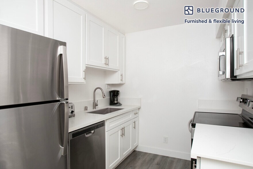 Building Photo - 616 N Sweetzer Ave