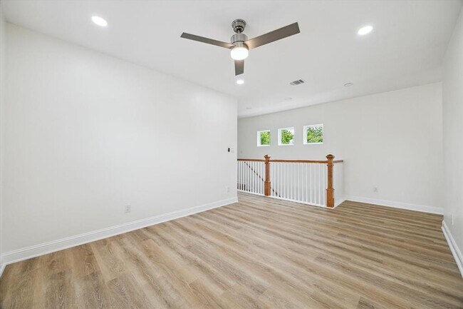 Building Photo - 901 E 37th St