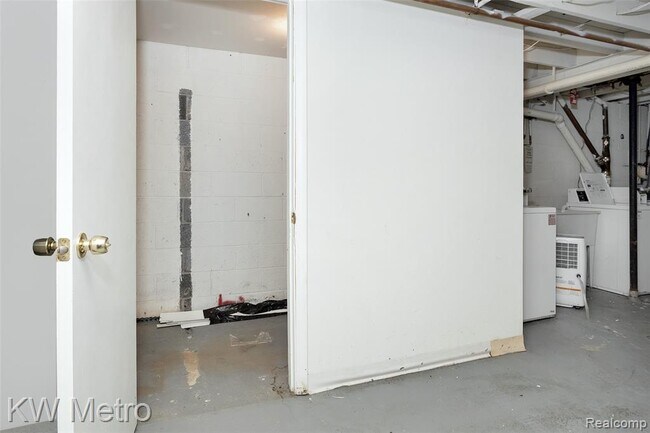 Building Photo - 2425 Torquay Ave