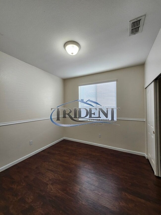 Building Photo - 3-bedroom 2-bath home with den located in Edgewater