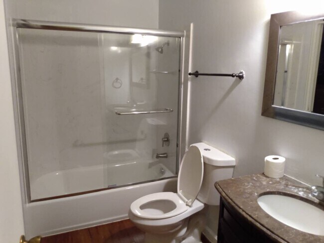 Building Photo - 928 Adams St