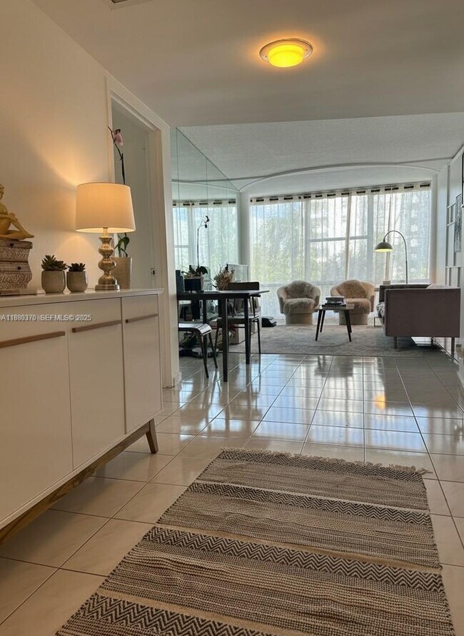 Building Photo - 900 Bay Dr