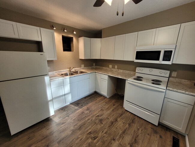 Building Photo - 711 E 10th St N