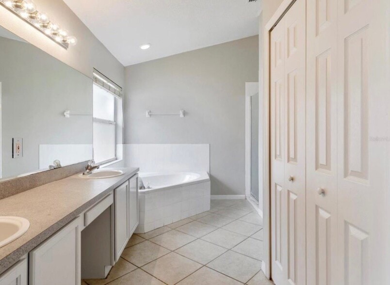 Building Photo - 5725 Hawklake Rd