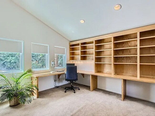 Building Photo - Fully Furnished Beautiful, 3 bedroom/2.5 F...