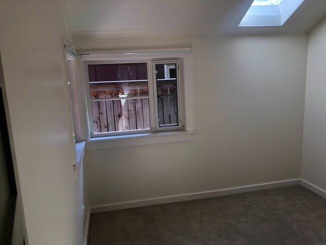 Building Photo - Maple Leaf, Two Bedroom, Woodsy Yard