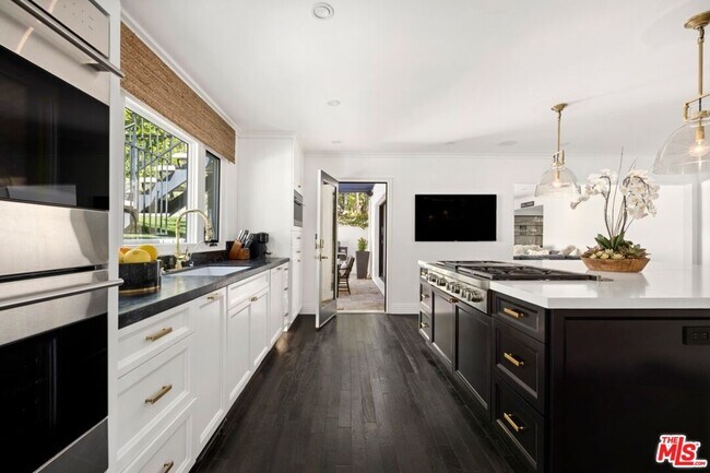 Building Photo - 1472 Kings Rd