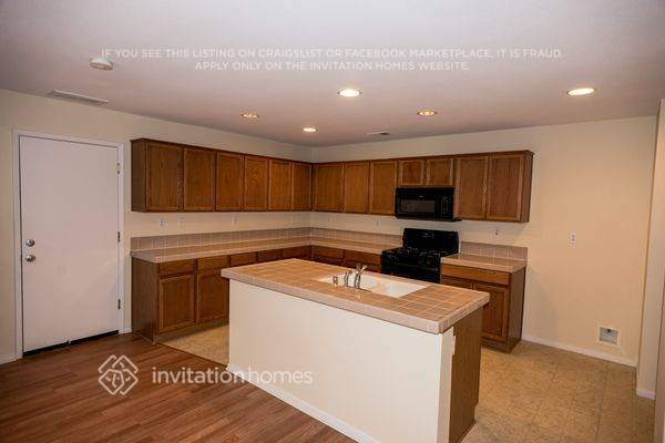 Building Photo - 3043 Roadrunner Dr
