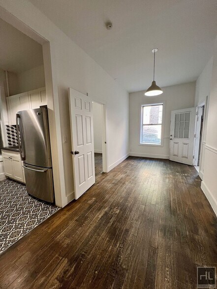 Building Photo - 3BR 1BA Massive Backyard w/ Performance Stage