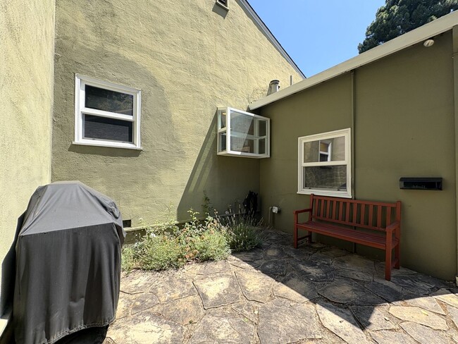 Building Photo - Beautiful 4BD/2BA Menlo Park Home with Lar...