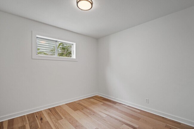 Building Photo - Modern Charm in Desirable East Ridge Neighborhood