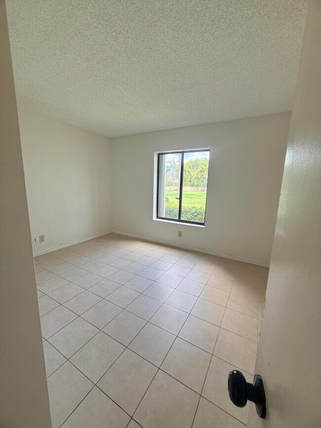 Building Photo - 703 Sunny Pine Way