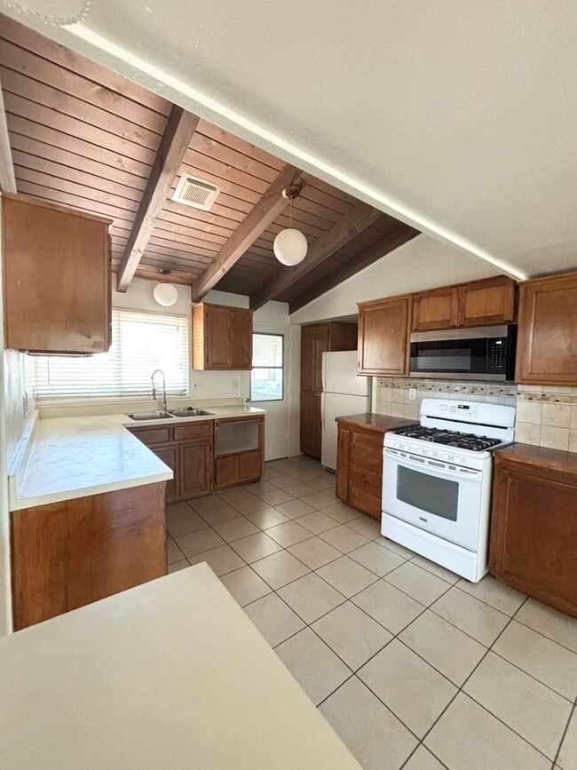 Building Photo - Lovely 3 Bedroom Home in Established Neigh...