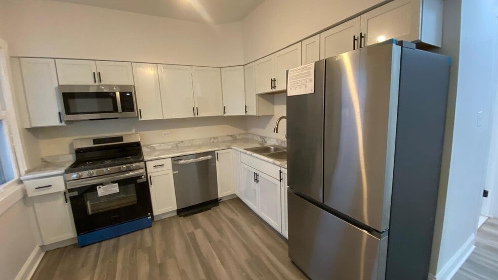 Building Photo - 9325 S Loomis St