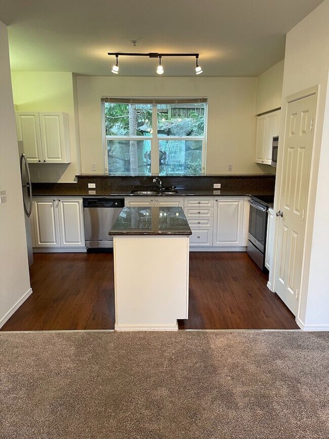 Building Photo - Extremely Gorgeous and Spacious 2 bedroom Condo