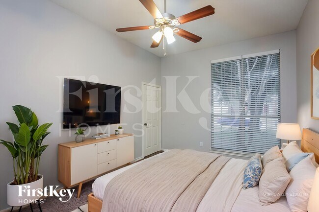 Building Photo - 136 Woodcreek Dr