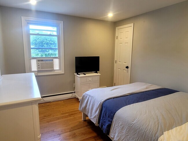 Building Photo - 603 Goldenrod Ave