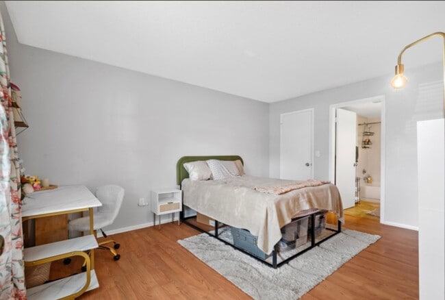 Building Photo - Beautiful 2 bedroom/2 bath Condo