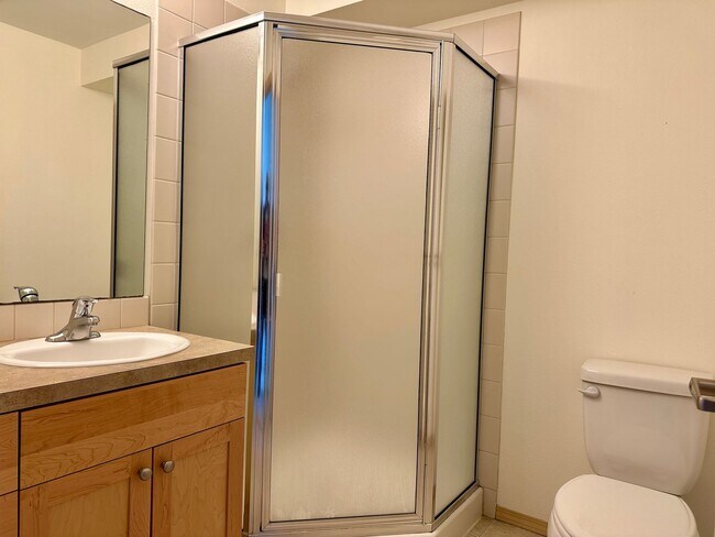 Building Photo - Wonderful Greenwood 2 Bed/2Bath