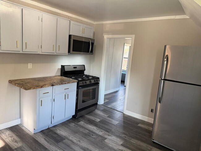 Building Photo - 930 S Victory St