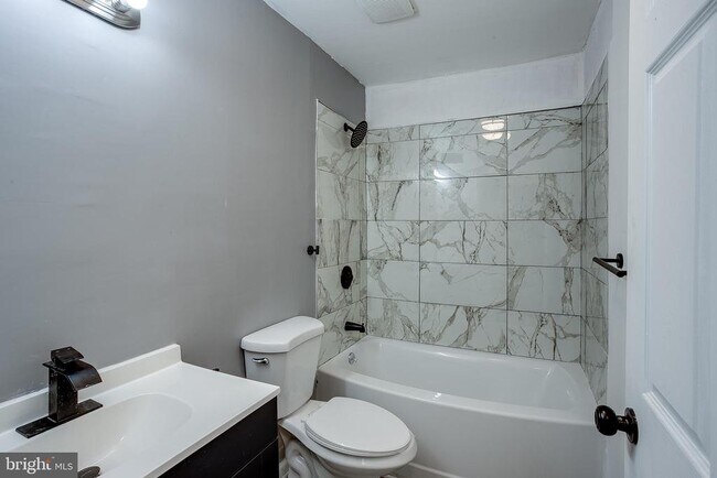 Building Photo - 2118A Greenwood Ct