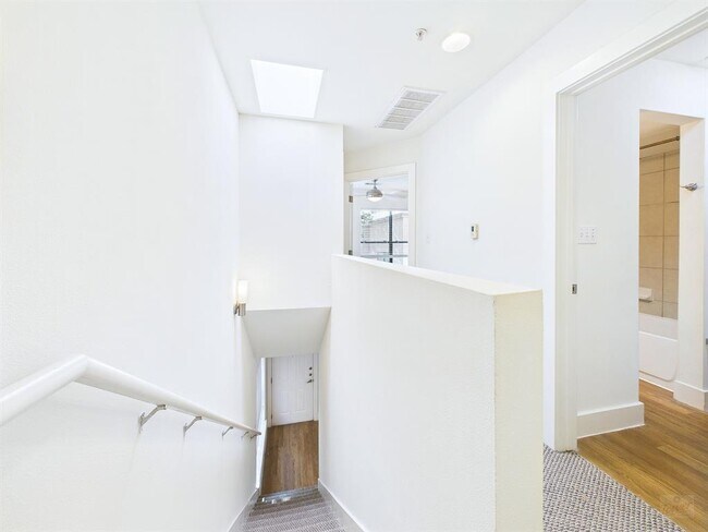 Building Photo - 711 W 32nd St