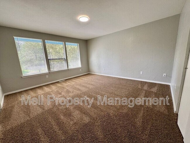 Building Photo - 526 Holly Ln