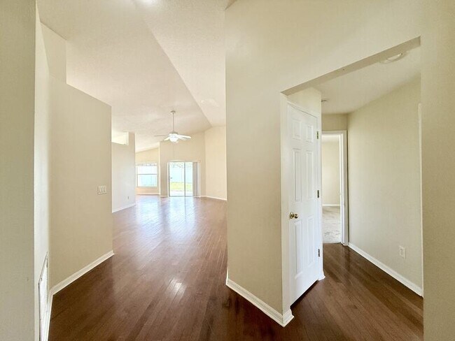 Building Photo - 27519 Sky Lake Cir
