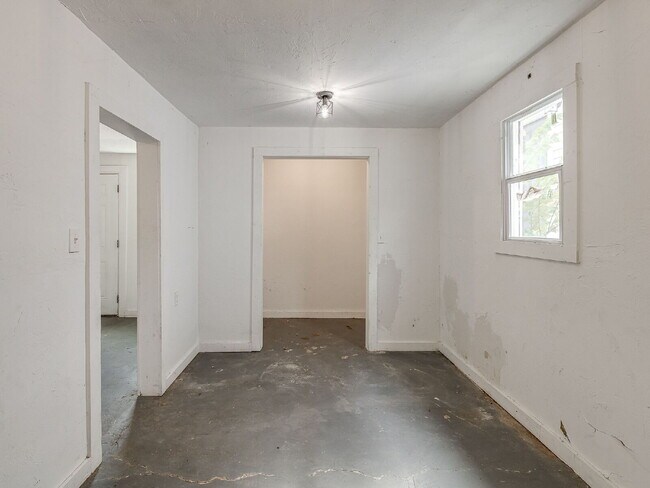 Building Photo - Beautifully Updated Bungalow!