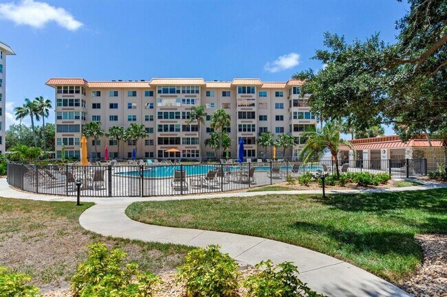 Building Photo - 632 Edgewater Dr