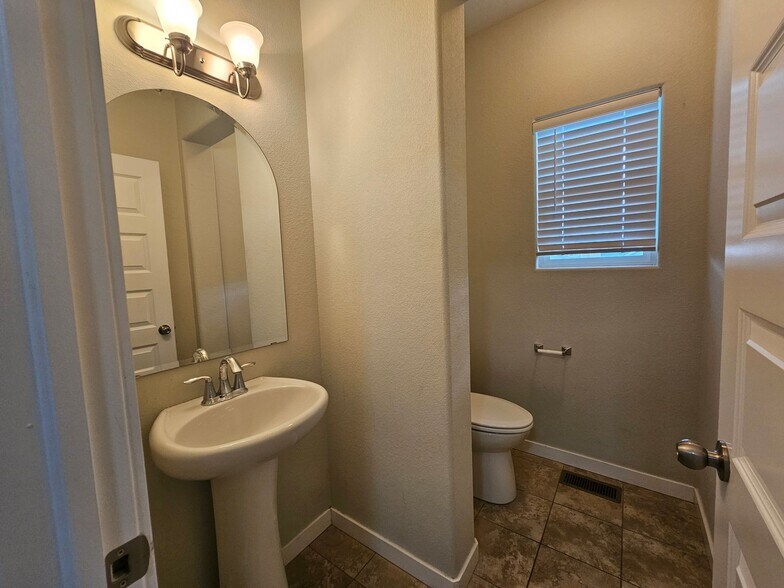 Building Photo - 1350 Alveston St