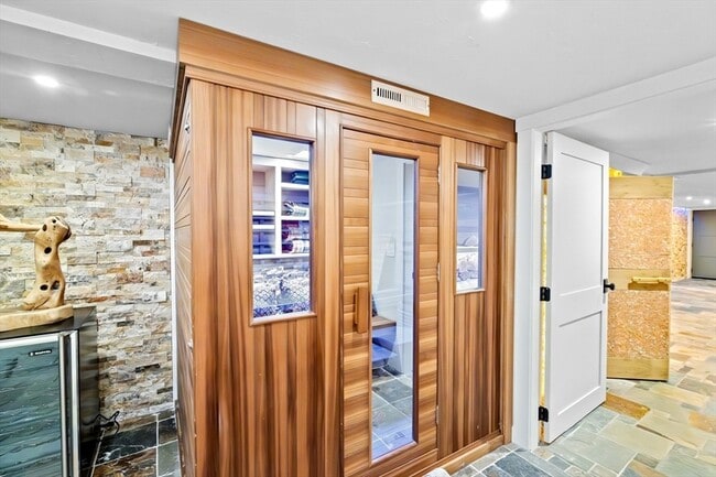 Building Photo - 67 Border St