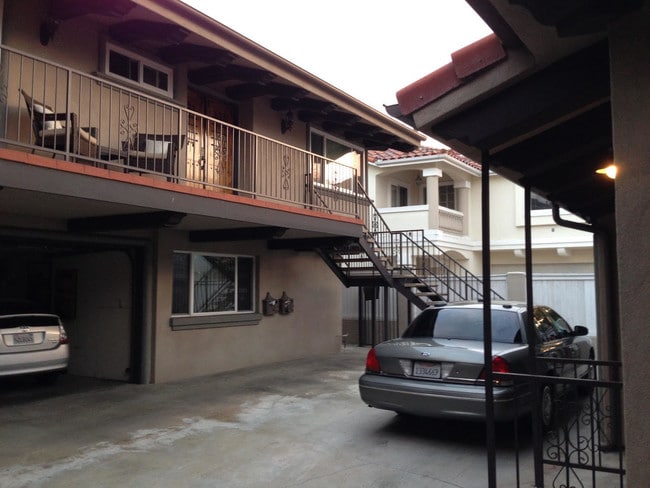 upstairs unit - 2118 Ernest Ave