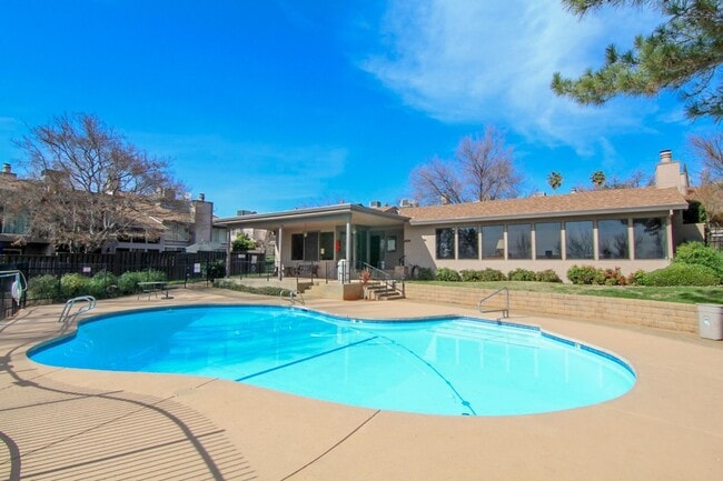 Building Photo - Remodeled Redding Condo!