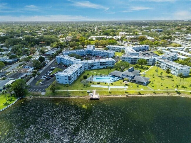 Building Photo - 2200 Park Ln