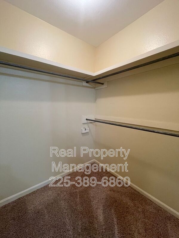 Building Photo - 9147 Fox Run Ave