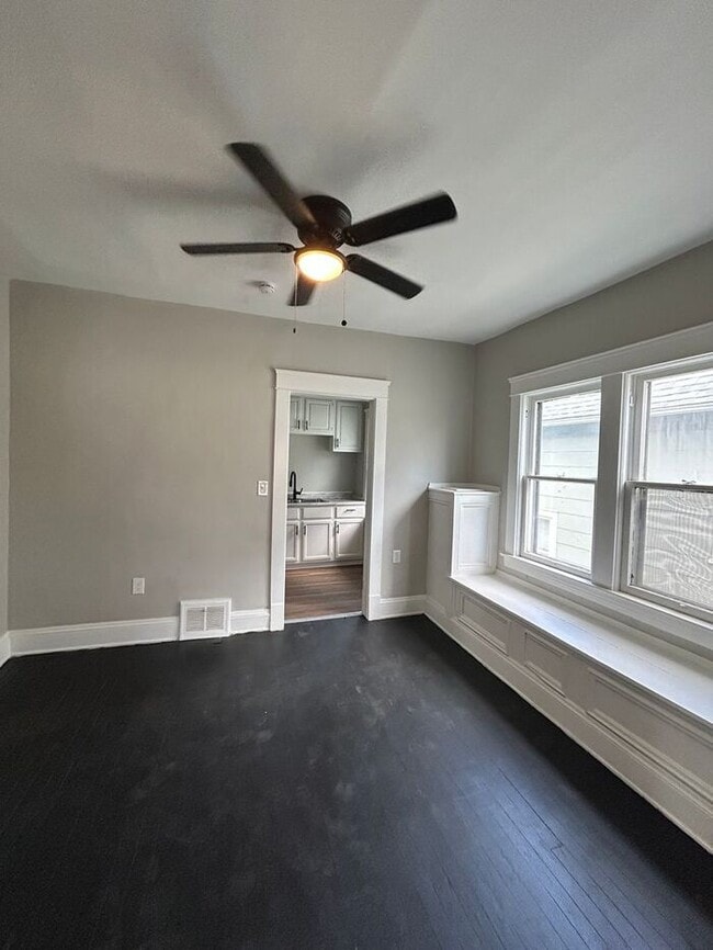 Building Photo - Charming 2-bedroom, 1-bathroom house locat...