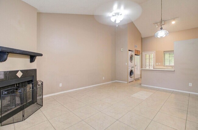 Building Photo - 921 W University Dr