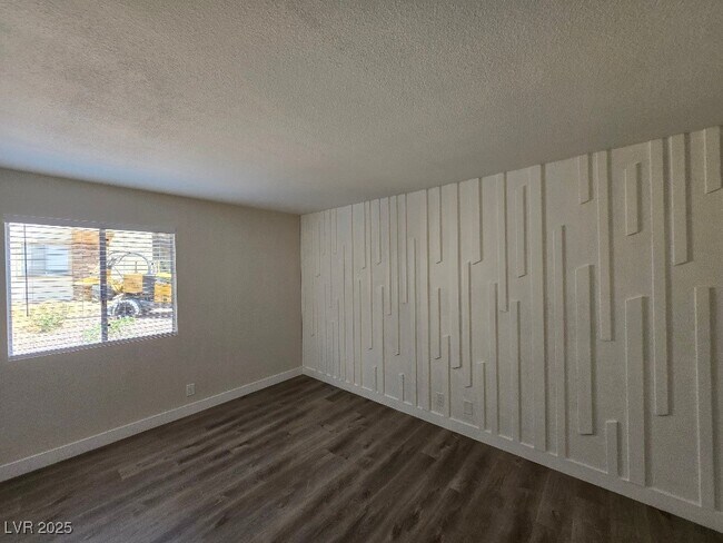 Building Photo - 5260 River Glen Dr