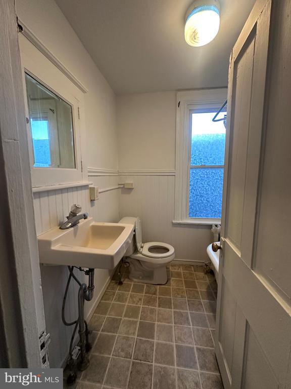 Building Photo - 17 E Walnut St