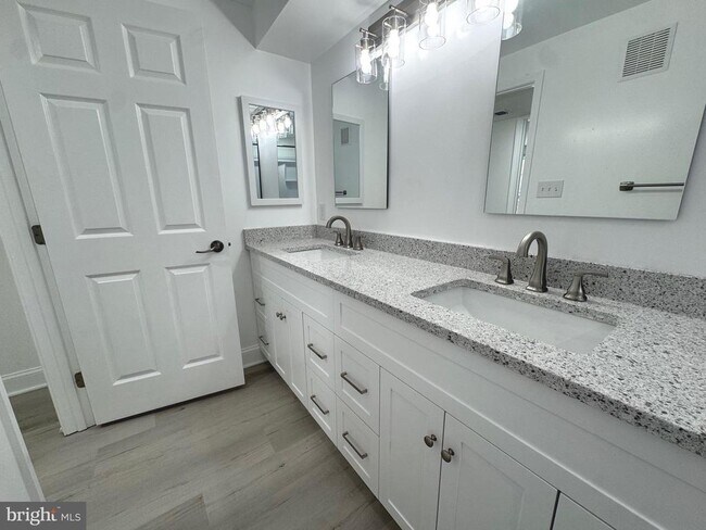 Building Photo - 4420 Groombridge Way