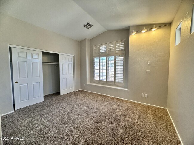 Building Photo - 673 S Peppertree Dr