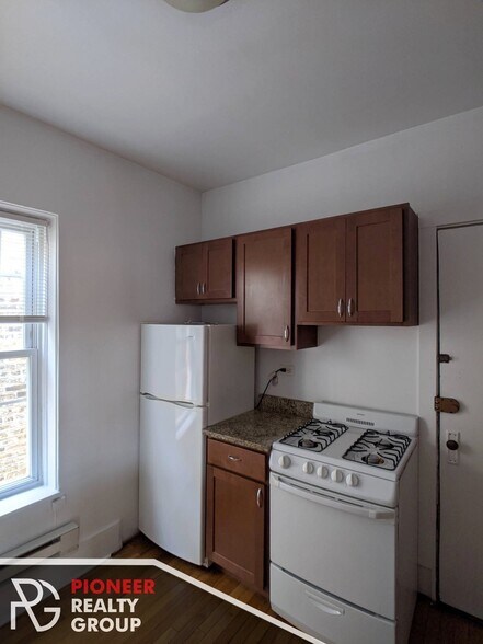 Building Photo - 949 W Cornelia Ave