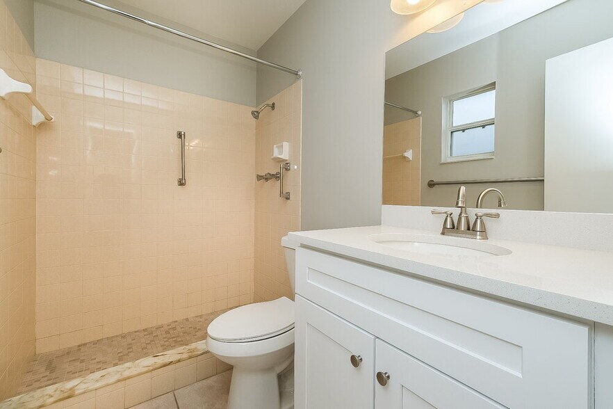Building Photo - 9350 Bayside Ct
