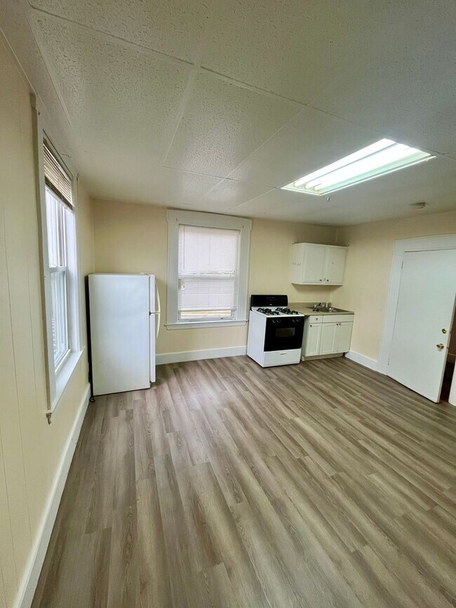 Building Photo - Studio Apartment for Rent – Utilities Incl...