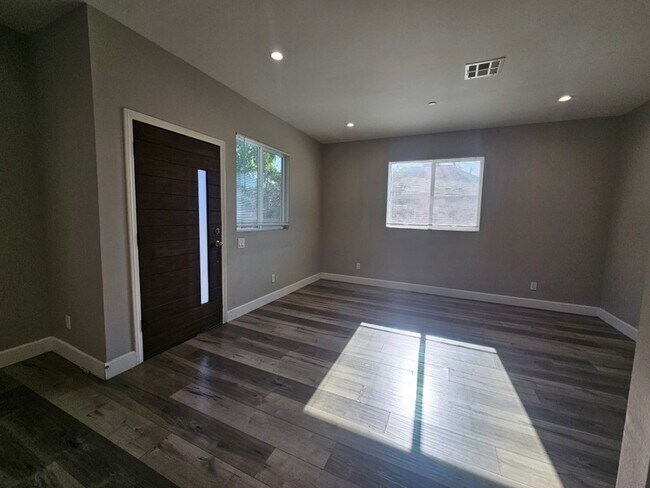 Building Photo - 1536 E