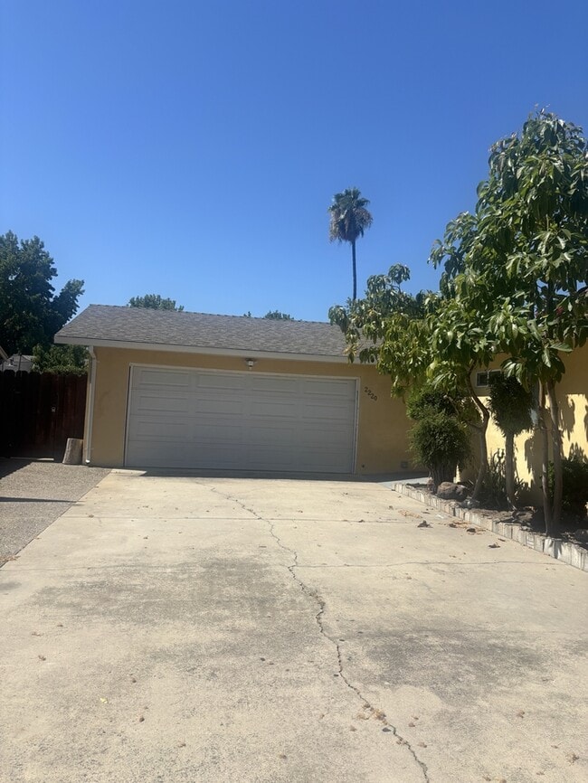 Building Photo - 2220 Jeanine Dr