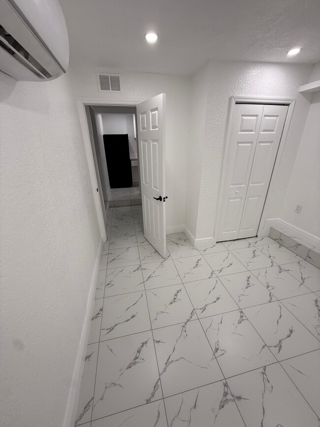 Building Photo - 6502 W Clifton St