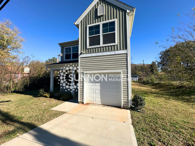 Building Photo - 3 Bedroom 2.5 Bathroom in Charlotte